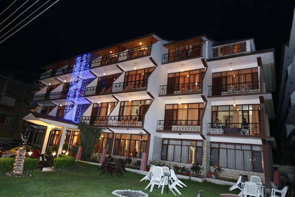 Hotel Natraj Manali ダラムシャーラー エクステリア 写真